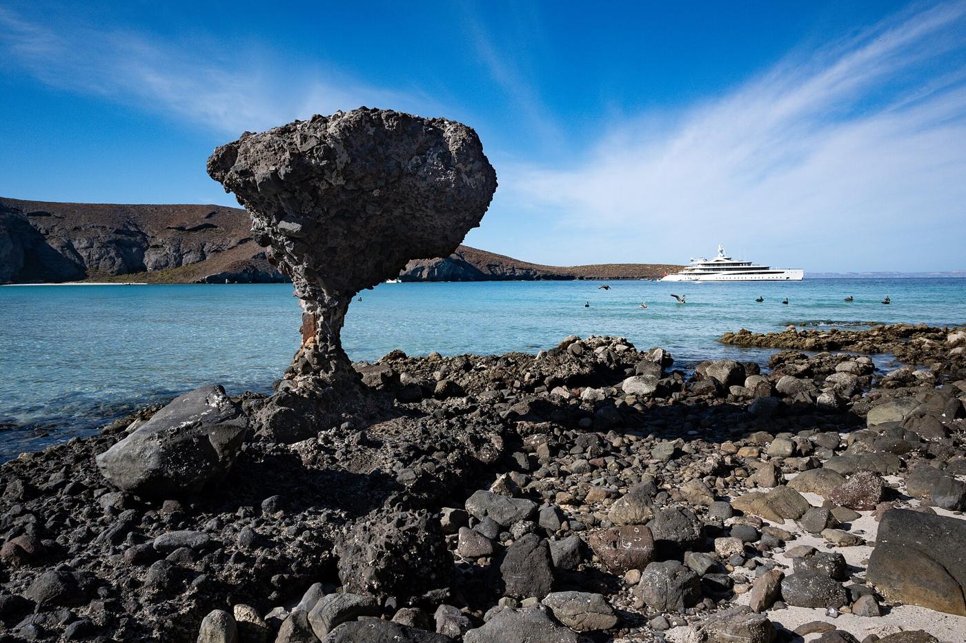 El Hongo en marzo de 2024. Las piedras pegadas alrededor de la base esconden la estructura que lo sostiene.
