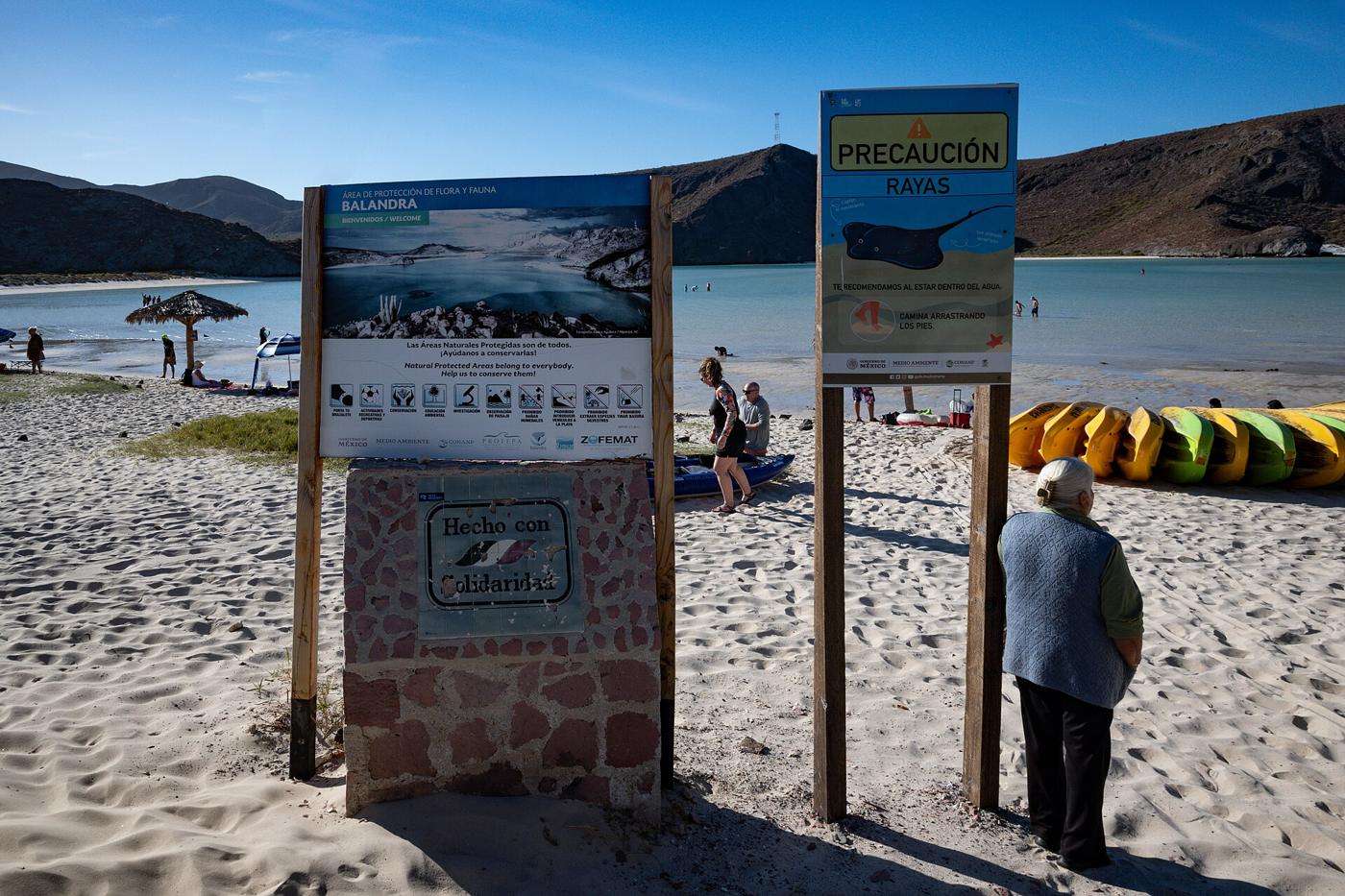 Los letreros de CONANP a la entrada de la playa, en 2024.