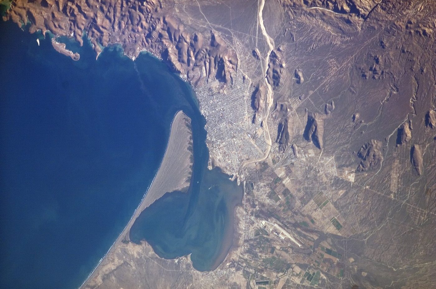 La bahía de La Paz desde la Estación Espacial: la ciudad y, enfrente, la barra de El Mogote.